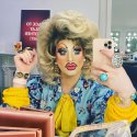 Drag Queen konfrontiert Flaschenwerfer im Theater