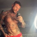 Love Island manipuliert einen Kuss // © instagram.com/iamthomaspowell