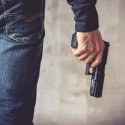 Nicht-binäre Person in Berlin mit Pistole bedroht