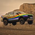 Ford Ranger mit glitzernder Regenbogen-Lackierung