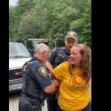 Masken-Gegnerin beschimpft Polizisten bei ihrer Festnahme