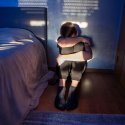 Bande ritzt Schwulem ein Schimpfwort in den Hintern