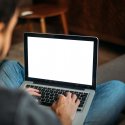 Angestellter geoutet, weil er einer Fetisch-Seite folgt