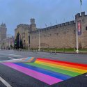 Regenbogen-Überweg im walisischen Cardiff 