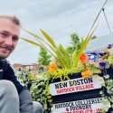 Mann installiert bunte Strahler im englischen Haydock