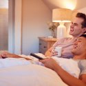 Dating-App produziert queere Comedy-Miniserie „Bridesman“
