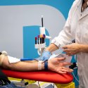 Schwule Männer dürfen Blutspenden // © IMAGO xAdrienxNowakx HL_ANOWAK_1330883 