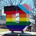 Regenbogenfarbenes U der Universität Utah beschmiert