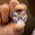 Großbritannien prägt LGBTI*-Sondermünze in Regenbogenfarben