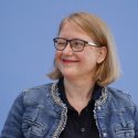 Jugendliche treffen Bundesministerin Paus // © IMAGO / Metodi Popow