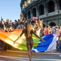Tausende Menschen feiern bunte Pride-Parade in Rom