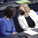 Queerer Druck auf Baerbock und Faeser wächst // © IMAGO / Jens Schicke