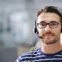 Neue Telefonberatung für Flüchtlinge aus der Ukraine // © PeopleImages