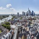 Museumsufer Frankfurt und Skyline Panorama // © Alexander Paul Englert