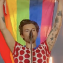 Harry Styles gedenkt während Konzert LGBTI*-Opfern in Oslo