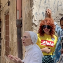 LGBTI*-feindliche italienische Nonne trennt küssende Models