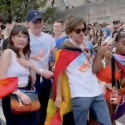 „Heartstopper“-Stars trollen Anti-LGBTI*-Demonstranten
