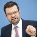 Justizminister will anti-queere Gewalt härter bestrafen
