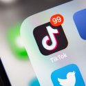 TikTok: Altersbeschränkungen für LGBTI*?