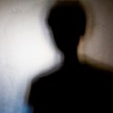 Schwuler Künstler von fünf Männern brutal zusammengeschlagen