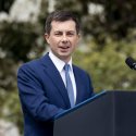 Pete Buttigieg bekräftigt schwulen Jugendlichen
