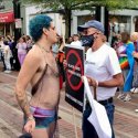 Trans-Aktivisten schlagen auf Fred Sargeant ein 