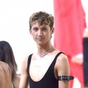 TikTok verwandelte Troye Sivans Fuß in eine nackte Ken-Puppe