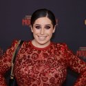 Influencerin Jolina Mennen weint vorm Dschungelcamp