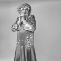 Barry Humphries als sein Alter Ego Dame Edna // © EdnaCare (Switzerland) and Megastar Productions