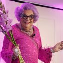 Australischer Komiker Barry Humphries in „ernstem Zustand“