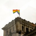 Regenbogenflagge im Museum