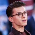 Tom Holland plappert mit seinen Spider-Man-Kollegen.