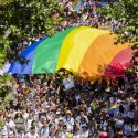 Tausende feiern Pariser Pride-Parade