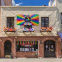 Harris besucht Stonewall Inn