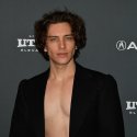 Cody Fern verblüfft Fans mit Schlafzimmer-Selfie