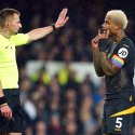 Everton gegen Wolverhampton Wanderers – Premier League – Goodison Park. Mario Lemina (rechts) von den Wolverhampton Wanderers reagiert auf Schiedsrichter Michael Salisbury während des Premier-League-Spiels im Goodison Park, Liverpool. // © PA Images
