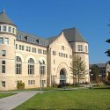 Kansas Hochschulen stellen LGBTIQ+- und DEI-Programme ab Juli ein © Wikipedia / Kzollman