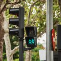 Zwei Männer als grüne Ampel für Fußgänger in Madrid, Spanien // © MarioGuti