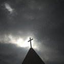Dunkle Wolken über der Kirche