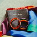 Raub der „Queer-Bibel“ 