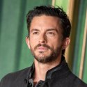 Jonathan Bailey fordert queere Aufklärung in Schulen