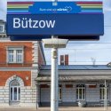 Deutsche Bahn reagiert mit Regenbogenschild auf AfD-Fahnen