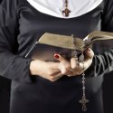 Berlin: Kirche verteidigt Pfarrerin nach "Polyhochzeit"