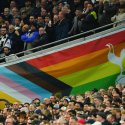 Fußball: Tottenham muss Regenbogenfahne versetzen