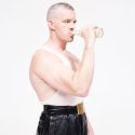 Russell Tovey posiert auf ICON-Cover in Lederhosen