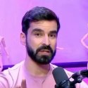 Moderator im rosa T-Shirt: Zeichen gegen Homofeindlichkeit