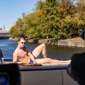 Nackte Männer auf der Spree 