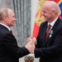 Gianni Infantino hofiert Putin 