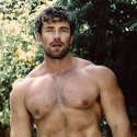„Fire Island“-Schauspieler Zane Phillips zieht blank