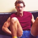 Pedro Pascal posiert in Jeans-Shorts auf Magazin-Cover